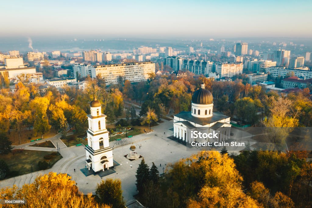 Ovanför Chisinau i solnedgången. Chisinau är huvudstaden i Republiken Moldavien - Royaltyfri Chişinău Bildbanksbilder