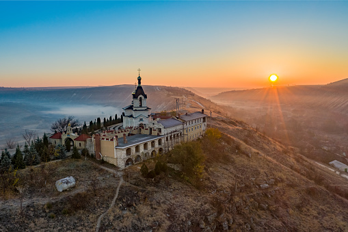 Antiguo monasterio de Orhei en panorama de sunrise de Moldavia photo