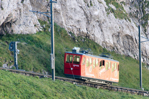 la ferrovia pilatus (in tedesco pilatusbahn), svizzera - rack railway foto e immagini stock