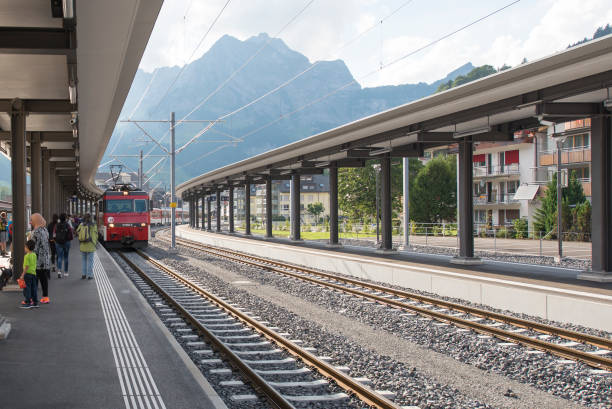 train arriving in engelberg train station, switzerland - canton obwalden imagens e fotografias de stock