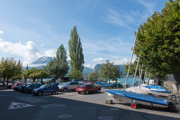 марина в деревне оберхофен, швейцария - berne berne canton aare river switzerland стоковые фото и изображения