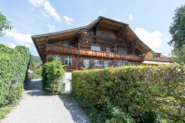 das dorf oberhofen auf dem see thun, schweiz - berne canton switzerland landscape travel stock-fotos und bilder