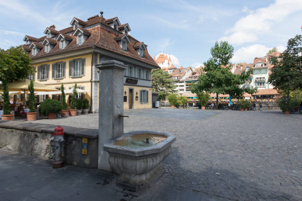 центр тун, швейцария - berne berne canton aare river switzerland стоковые фото и изображения