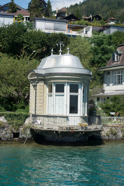 das dorf oberhofen auf dem see thun, schweiz - berne canton switzerland landscape travel stock-fotos und bilder