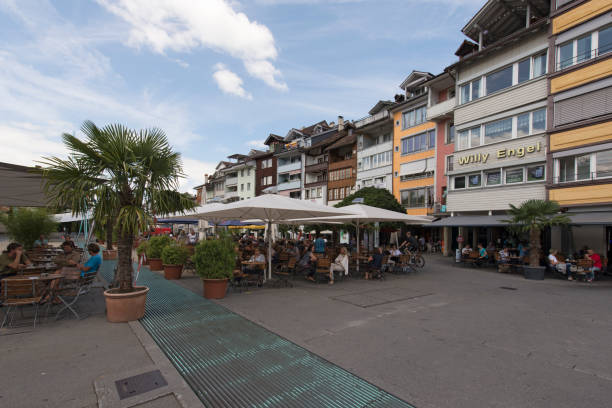 улица баллис в центре тун, швейцария - berne berne canton aare river switzerland стоковые фото и изображения