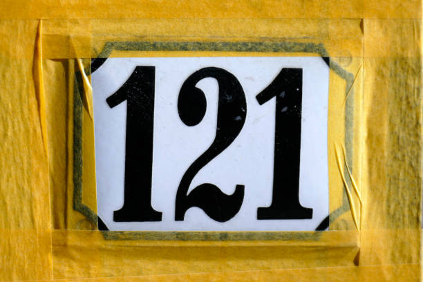 Hausnummernschild Nummer hunderteinundzwanzig