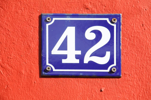 istock Hausnummernschild Nummer Zweiundvierzig 1066158376