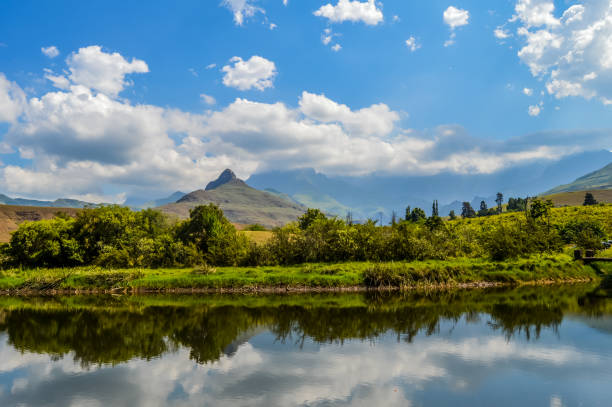 krajobraz refleksu w parku narodowym royal natal w drakensberg - lesotho zdjęcia i obrazy z banku zdjęć