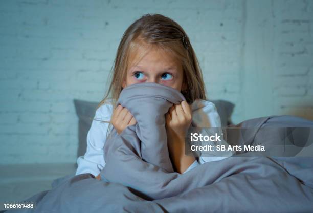 Bang Meisje Blijven Slapeloze Zich Te Verschuilen Achter Het Dekbed Op Zoek Afschuw In Het Donker Nachtmerries Van De Jeugd In De Verbeelding Kind Sleeping Stoornissen Stress Depressie En Slapeloosheid Concept Stockfoto en meer beelden van Kind