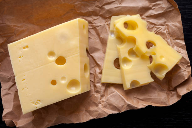 pokrojony ser ementalny na papierze kraftowym - cheese portion swiss culture swiss cheese zdjęcia i obrazy z banku zdjęć