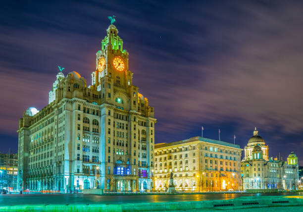 vue de la nuit des bâtiments trois grâces à liverpool, angleterre - cunard building photos et images de collection