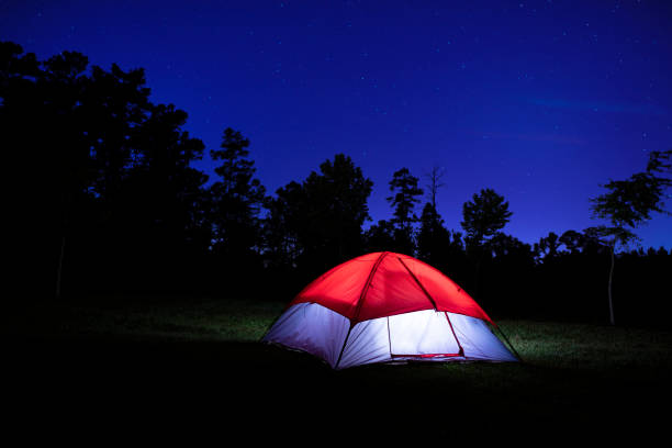 星空の下で夜明るいドーム テント - tent camping dome tent single object ストックフォトと画像