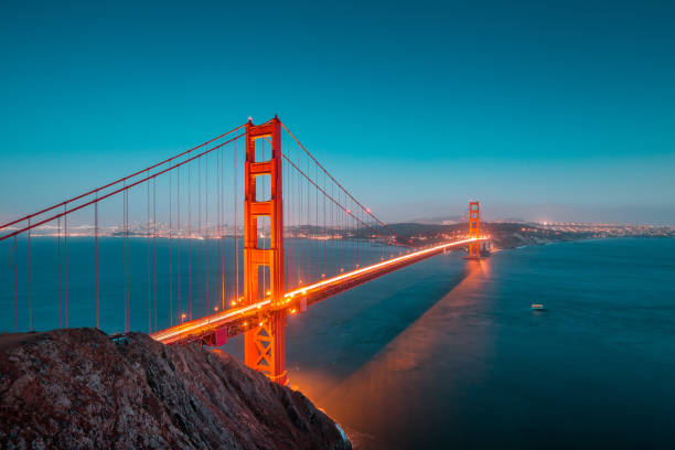 golden gate bridge in twilight, san francisco, california, usa - beach architecture golden gate bridge night imagens e fotografias de stock