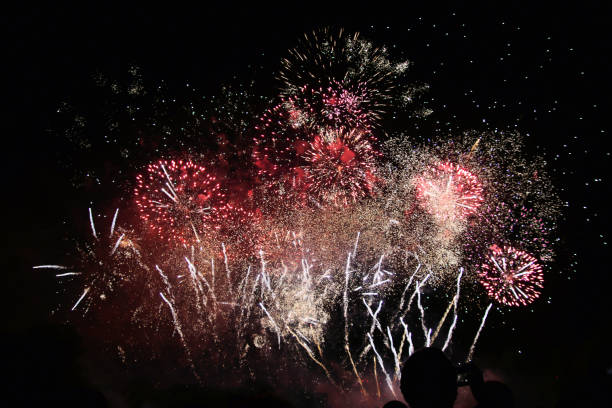 una vista de algunos fuegos artificiales en el parque de battersea - battersea park fotografías e imágenes de stock