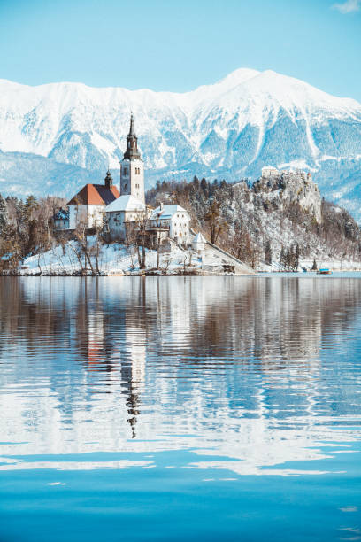bleder see mit bleder insel und schloss bei sonnenaufgang im winter, slowenien - castle slovenia winter snow stock-fotos und bilder