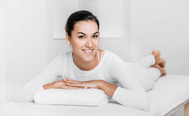 schöne glückliche trägerin lpg-suite nach lpg-massage - cellulite beauty treatment health spa lpg stock-fotos und bilder
