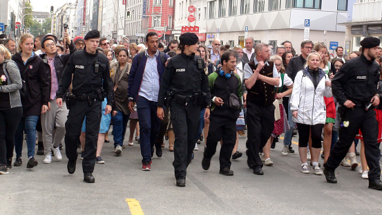 歩いて人とバイエルン州のミュンヘンのオクトーバーフェストのテレージエンヴィーゼ 公式の地面にドイツの警察官ドイツ ヨーロッパ 2018年の