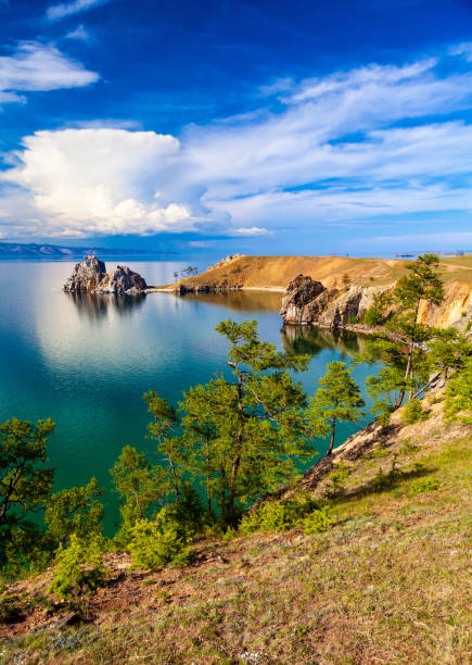 바이칼 호수입니다. 여름 날 - vibrant color outdoors vertical horizontal 뉴스 사진 이미지