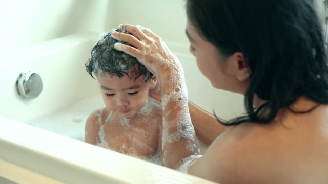 Мама азиатка без цензуры. Япония мама ванной. Японская мать в ванной с сыном.