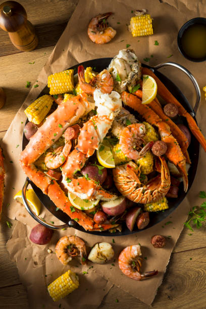 bollitore di pesce cajun fatto in casa - gourmet food lobster seafood foto e immagini stock