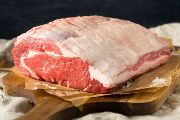 grassfed crudos costilla sin hueso carne de res asada - round of beef fotografías e imágenes de stock