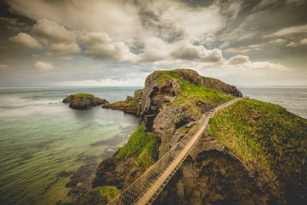 puente de cuerda carrick-a-rede, irlanda del norte - carrick a rede fotografías e imágenes de stock