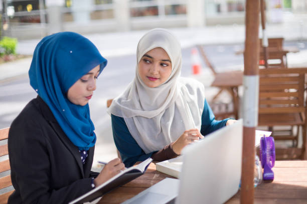 istock Dynamic Muslim businesswomen 1066223056