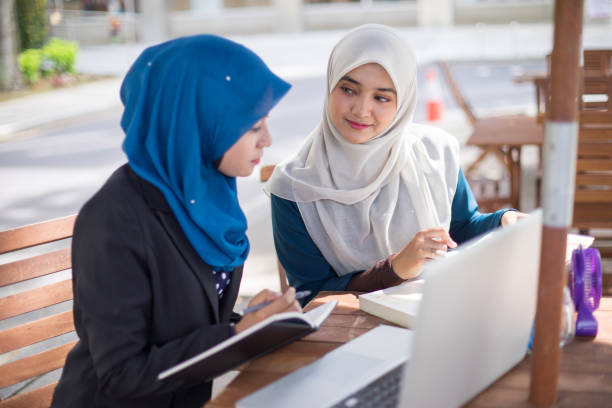 istock Dynamic Muslim businesswomen 1066223126