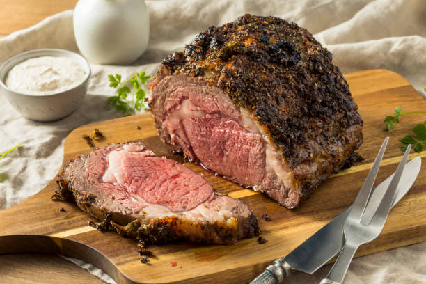 geröstete ohne knochen prime rib rinderbraten - gebraten oder geröstet stock-fotos und bilder