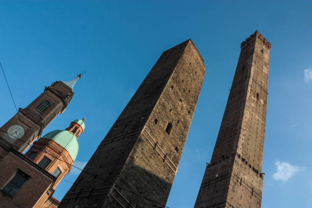 две башни болоньи - torre degli asinelli стоковые фото и изображения