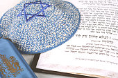 torah-mit-gestrickten-kippa.jpg?b=1&s=170x170&k=20&c=OvXk0A3-oTYWYS-3L-t-wMjSmB74G-p5ZryME1WwZms=