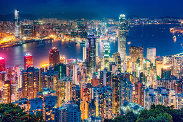 vista panorâmica sobre a ilha de hong kong, china, durante a noite. - night sky hong kong architecture - fotografias e filmes do acervo