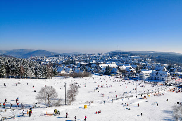 panoramisch uitzicht op helling in winterberg, duitsland - winterberg fotos stockfoto's en -beelden