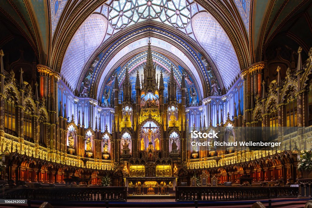 Bunt und dramatischen Innenraum - Lizenzfrei Kirche Stock-Foto