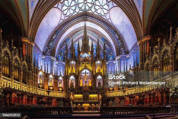 Bunt Und Dramatischen Innenraum Stockfoto und mehr Bilder von Kirche - Kirche, Kathedrale, Montréal