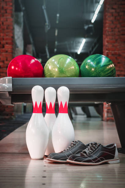 bowling pins and balls - boliche de dez paus imagens e fotografias de stock