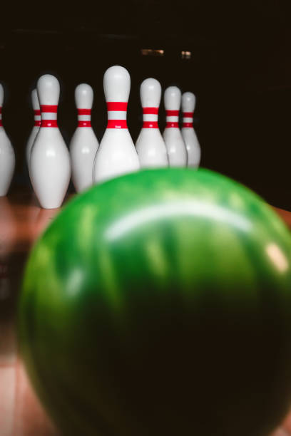bowling pins, balls and shoes - boliche de dez paus imagens e fotografias de stock