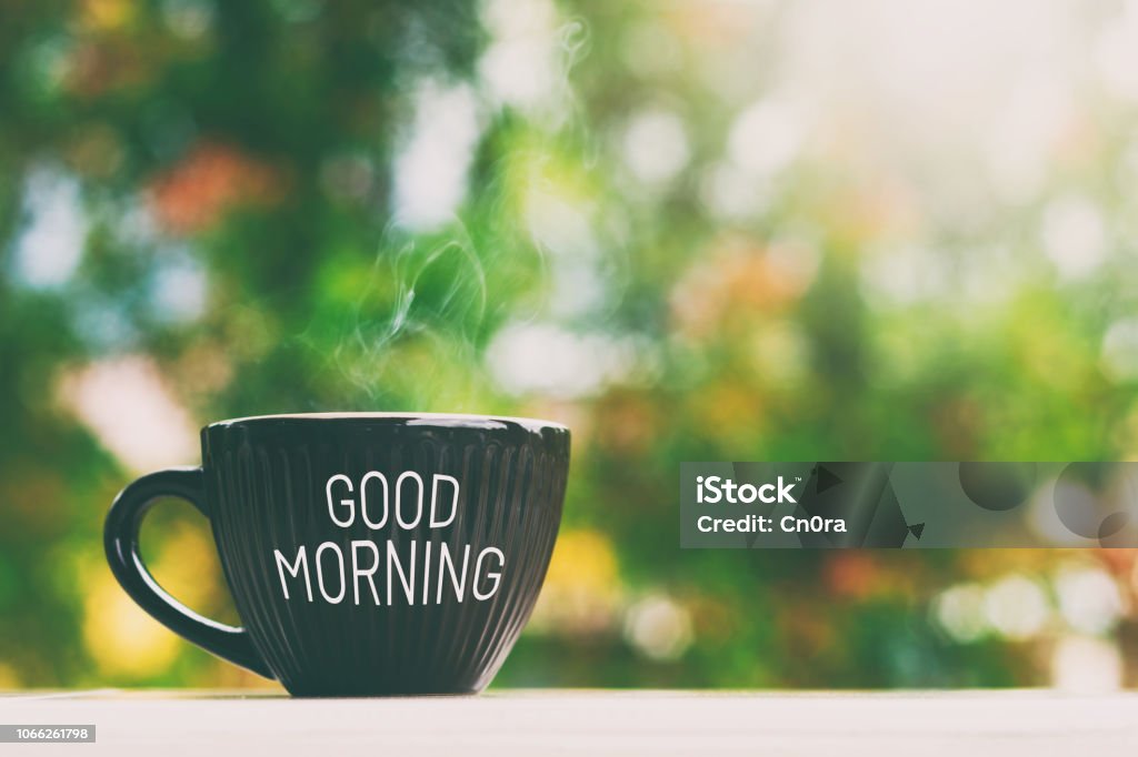 Buenos Dias Saludo Una Taza De Café Foto de stock y más banco de imágenes  de Despertar - Despertar, La mañana, Café - Bebida - iStock