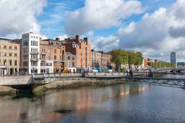 most milenijny, arran quay, rzeka liffey, dublin - millennium footbridge zdjęcia i obrazy z banku zdjęć