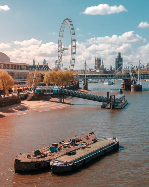 ロンドン ・ アイ、ビッグ ベン、橋、船、川広角 - london england skyline big ben orange ストックフォトと画像