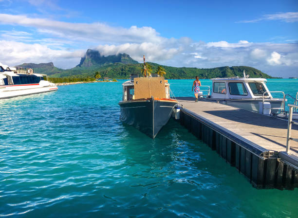 marina de aeroporto de bora bora - french polynesia pier lagoon nautical vessel - fotografias e filmes do acervo