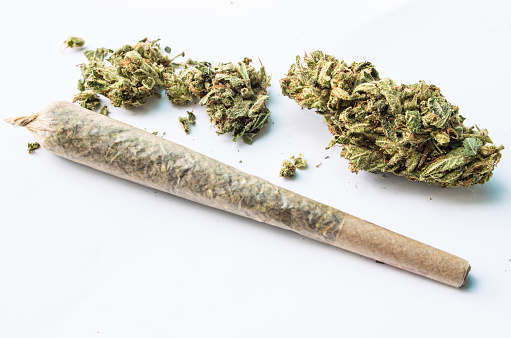 Photo libre de droit de Preroll Et Fleurs De Marijuana banque d'images et plus d'images libres de droit de Cannabis - Drogue - Cannabis - Drogue, Marijuana - Herbe de cannabis, Bouton