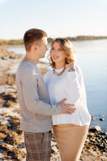 young couple spending babymoon together - couple human pregnancy sunset walking imagens e fotografias de stock