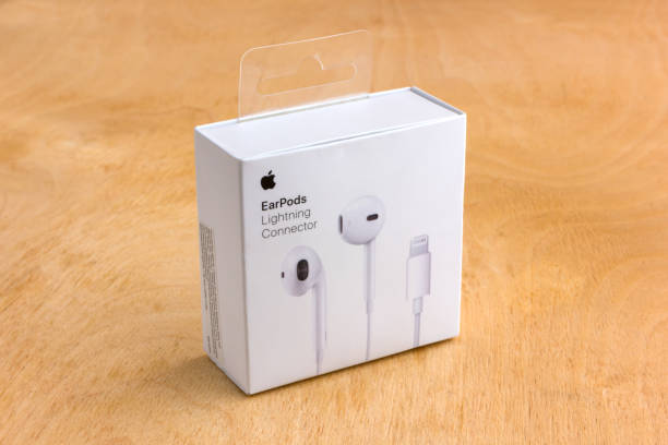 apple earpods mit lightning-anschluss im feld. - adapter apple stock-fotos und bilder