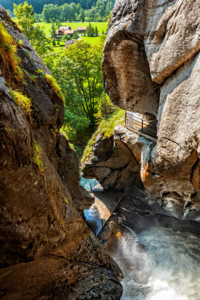 suiza - las hermosas cascadas de trummelbach - agua glacial - boulder flowing water mountain range rock fotografías e imágenes de stock