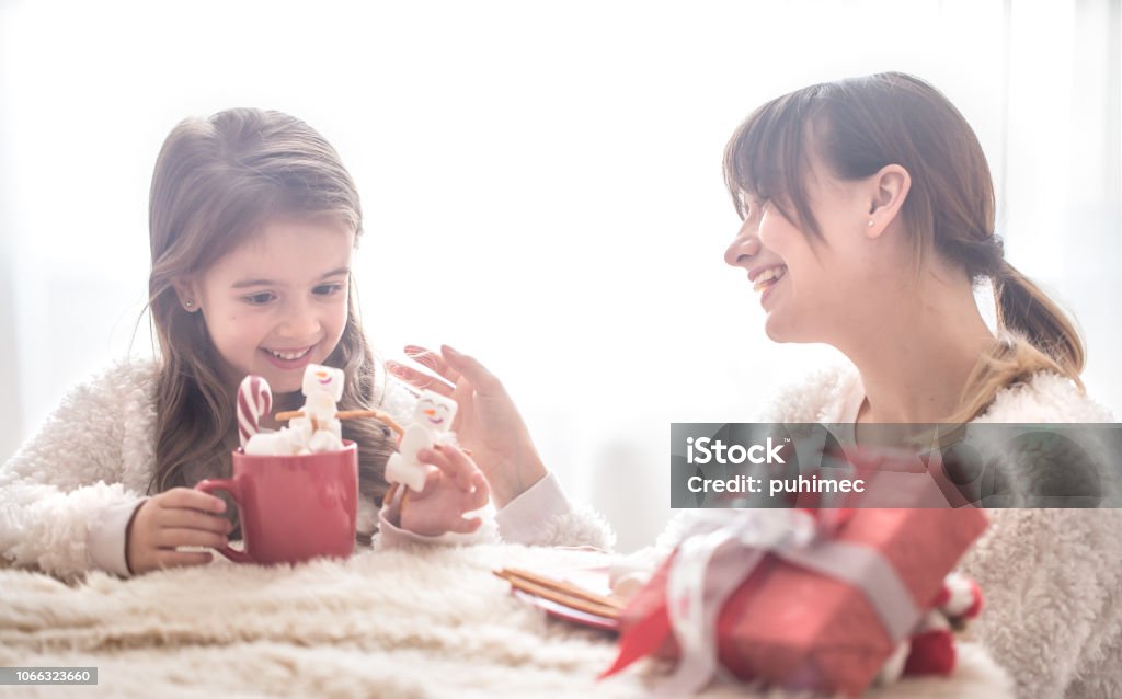 Maman et la petite fille mignonne, manger des bonbons de Noël - Photo de Adulte libre de droits