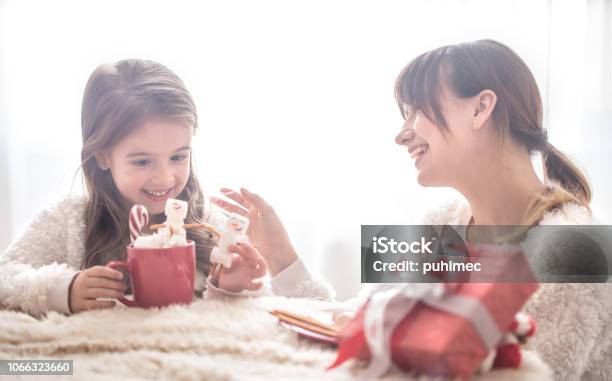 Photo libre de droit de Maman Et La Petite Fille Mignonne Manger Des Bonbons De Noël banque d'images et plus d'images libres de droit de Adulte