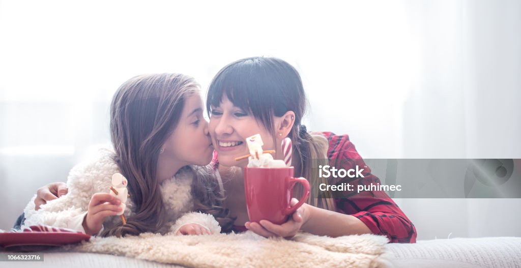 Maman et la petite fille mignonne, manger des bonbons de Noël - Photo de Adulte libre de droits