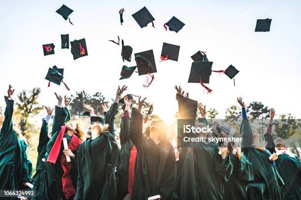 Abschlusstag Stockfoto und mehr Bilder von Akademischer Abschluss - Akademischer Abschluss, Universität, Doktorhut