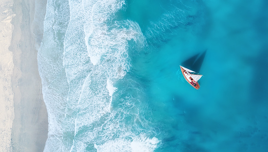 Alquiler de barcos en la superficie del agua desde la vista superior. Fondo de agua azul turquesa desde la vista superior. Paisaje de verano del aire. Idea y concepto de viaje photo